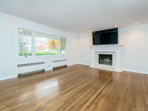 41 S 4th St, Locust Valley, NY, 11560-2104 | Card Image