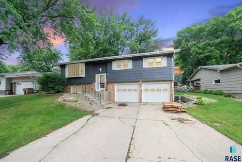917 S Grandview Ave, Sioux Falls, SD, 57103-3030 | Card Image