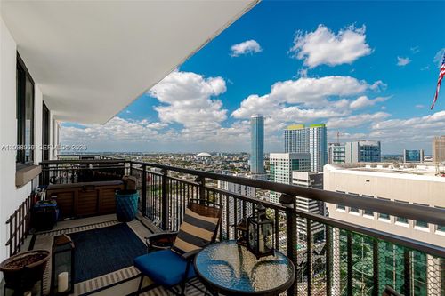 3215-999 Sw 1st Ave, Miami, FL, 33130-3420 | Card Image