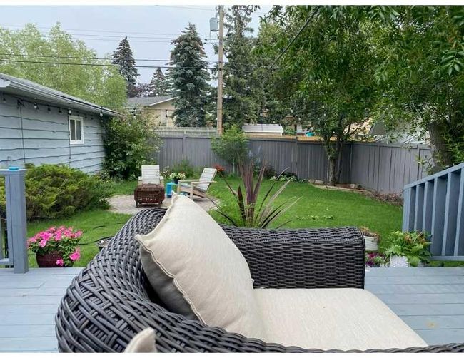 5620 37 Street Sw, Home with 6 bedrooms, 2 bathrooms and 2 parking in Calgary AB | Image 3
