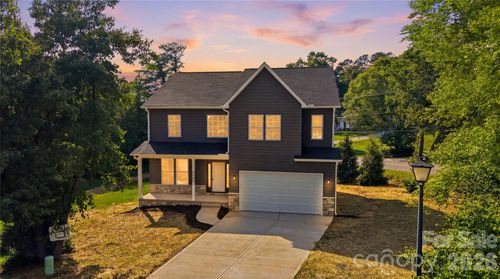 1147 10th Street Ln Nw, Hickory, NC, 28601-3585 | Card Image