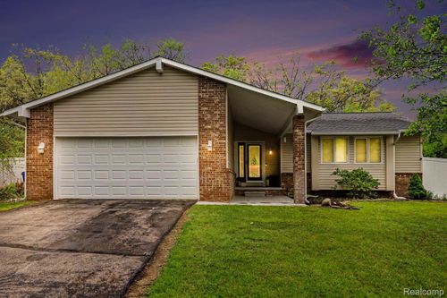 2770 Shady Hollow Dr, White Lake, MI, 48383-1851 | Card Image