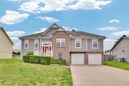 2405 Ne Carousel Ct, Lee's Summit, MO, 64086-7037 | Card Image