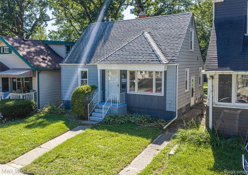 450 E Maplehurst St, Ferndale, MI, 48220-1352 | Card Image