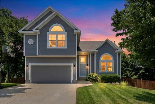 7152 Woodstock St, Shawnee, KS, 66218-9237 | Card Image