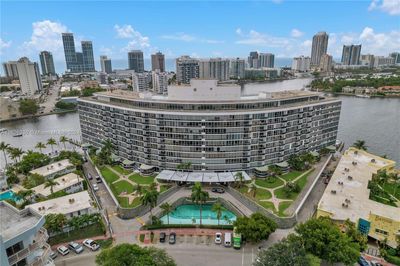 711 - 900 Bay Dr, Condo with 2 bedrooms, 1 bathrooms and null parking in Miami Beach FL | Image 2