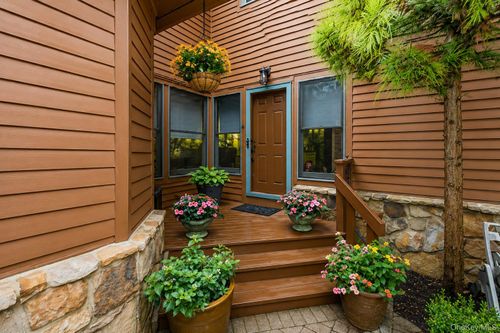 27 Hunt Ct, Jericho, NY, 11753-1139 | Card Image