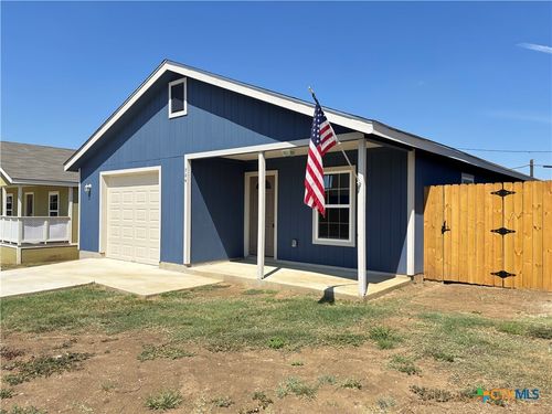 704 E 5th St, Nixon, TX, 78140-3112 | Card Image