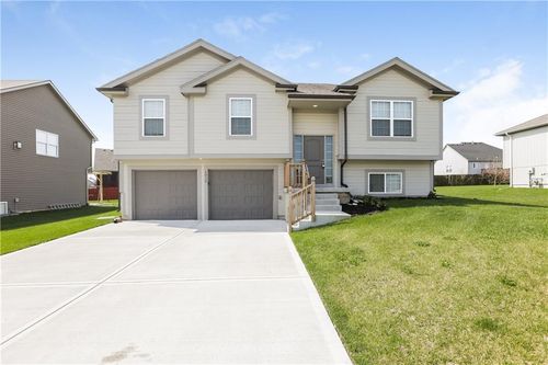 1015 Clayton Dr, Raymore, MO, 64083-7820 | Card Image