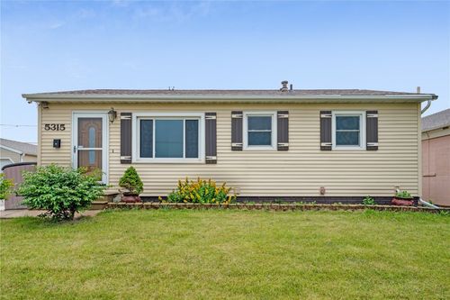 5315 E Ave, Cedar Rapids, IA, 52405-3245 | Card Image