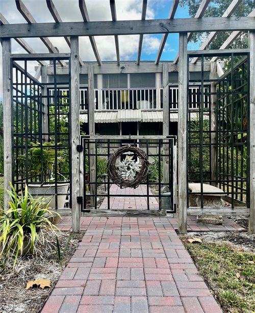 908 N Clayton St, MOUNT DORA, FL, 32757-4956 | Card Image