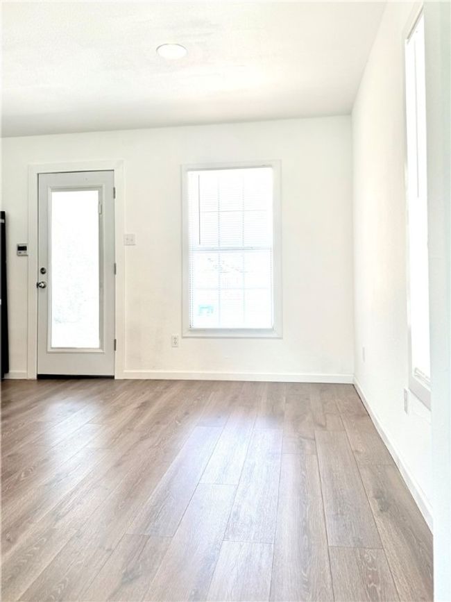 Back door / dine in kitchen | Image 10
