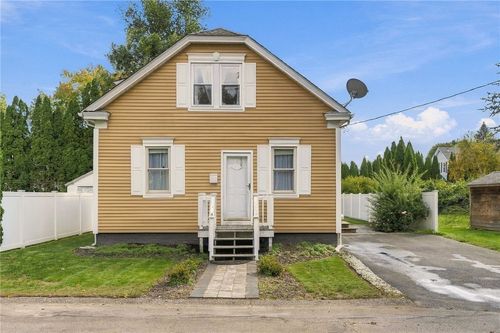 1 Oliver St, Smithfield, RI, 02917-3601 | Card Image