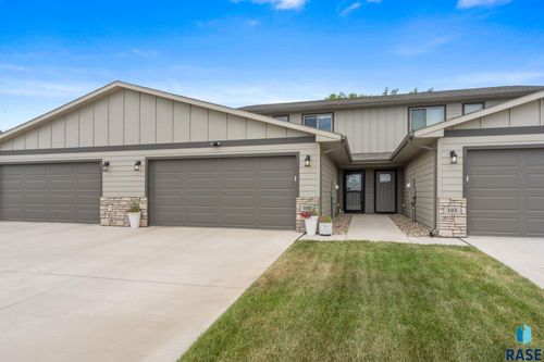 105 E Countryside Ave, Lennox, SD, 57039-2440 | Card Image