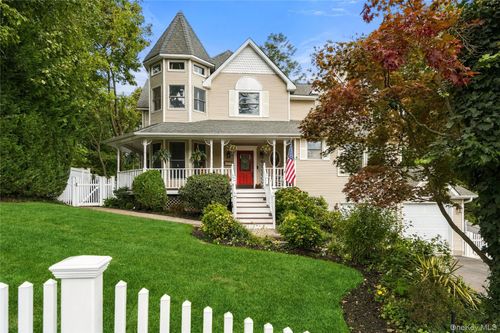 7 Platt Pl, Huntington, NY, 11743-3527 | Card Image