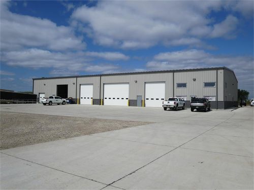 b-3210 West Airline Highway Highway, Waterloo, IA, 50703 | Card Image