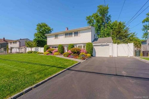 519 Gwynn St, Babylon, NY, 11702-1105 | Card Image