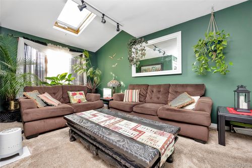 1558 9th St, Babylon, NY, 11704-3828 | Card Image