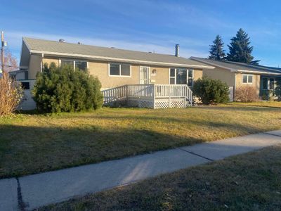 5221 East Ave, House other with 4 bedrooms, 2 bathrooms and 4 parking in Blackfalds AB | Image 2