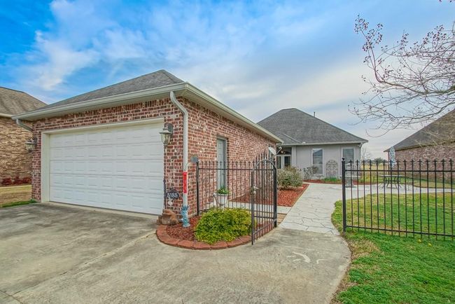 Gated entrance to the front courtyard and front door. | Image 5