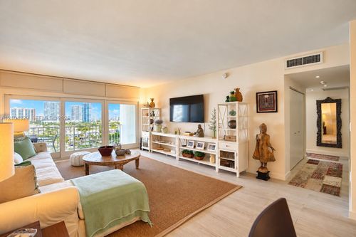 1123-500 Bayview Dr, Sunny Isles Beach, FL, 33160-4749 | Card Image