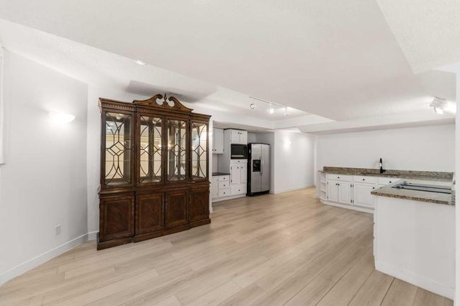 919 Shawnee Dr Sw, House other with 5 bedrooms, 4 bathrooms and 4 parking in Calgary AB | Image 35