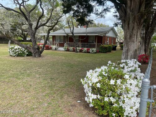 928 Village Rd Ne, Leland, NC, 28451-8460 | Card Image