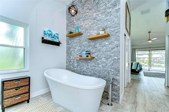 Freestanding Tub - Stone Wall | Image 27
