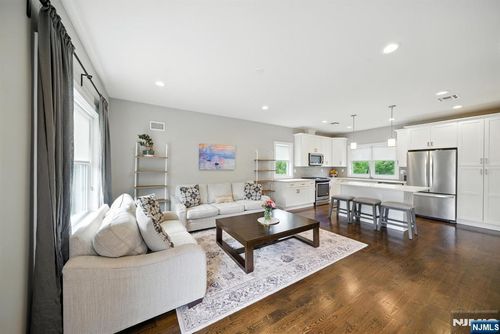 5 Stonybrook Cir, Fairfield, NJ, 07004-1586 | Card Image