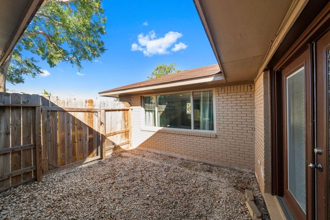 Side patio enclosed area. | Image 21