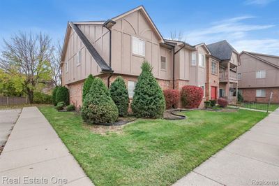 30 - 30574 Oakridge Manor Drive, Condo with 2 bedrooms, 1 bathrooms and null parking in Roseville MI | Image 2