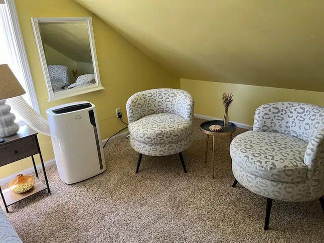 Upstairs bedroom sitting area | Image 18