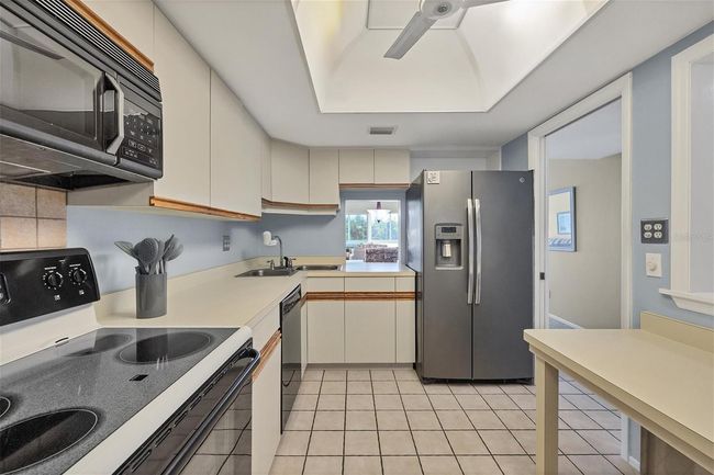 201 - 2100 Benjamin Franklin Dr, Condo with 2 bedrooms, 2 bathrooms and null parking in SARASOTA FL | Image 12