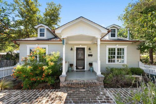 105 E Centre St, Fredericksburg, TX, 78624-3913 | Card Image