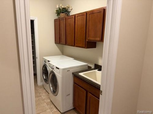 2750 Castlemartin Ct, Oakland Township, MI, 48306-4906 | Card Image