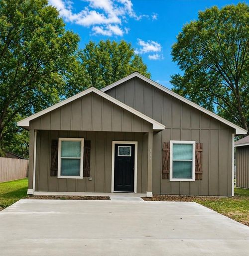 305 E Waring St, Dayton, TX, 77535-2279 | Card Image