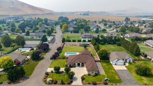 5706 Glenbrook Loop, West Richland, WA, 99353-6033 | Card Image
