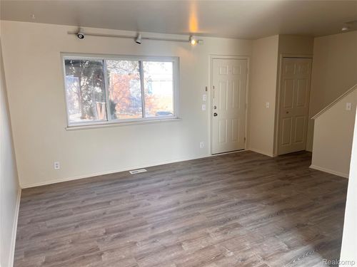 85-25681 Salem St, Roseville, MI, 48066-5810 | Card Image