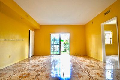 102 - 7516 Ne 1st Ave, Condo with 1 bedrooms, 1 bathrooms and null parking in Miami FL | Image 3