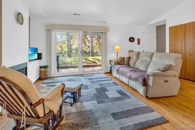 Vaulted ceilings in living area | Image 3