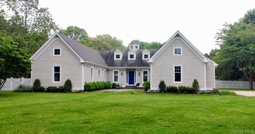 70 S Country Rd, Bellport, NY, 11713-2519 | Card Image