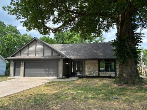 6807 Lakeshore Dr, Raytown, MO, 64133-6152 | Card Image