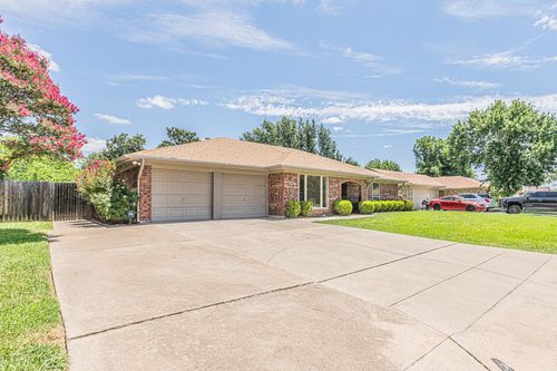 5532 Misty Meadow Dr, North Richland Hills, TX, 76180-6632 | Card Image