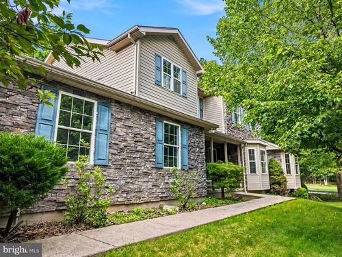 2 Pinewood Cir, Hazleton, PA, 18202-8233 | Card Image