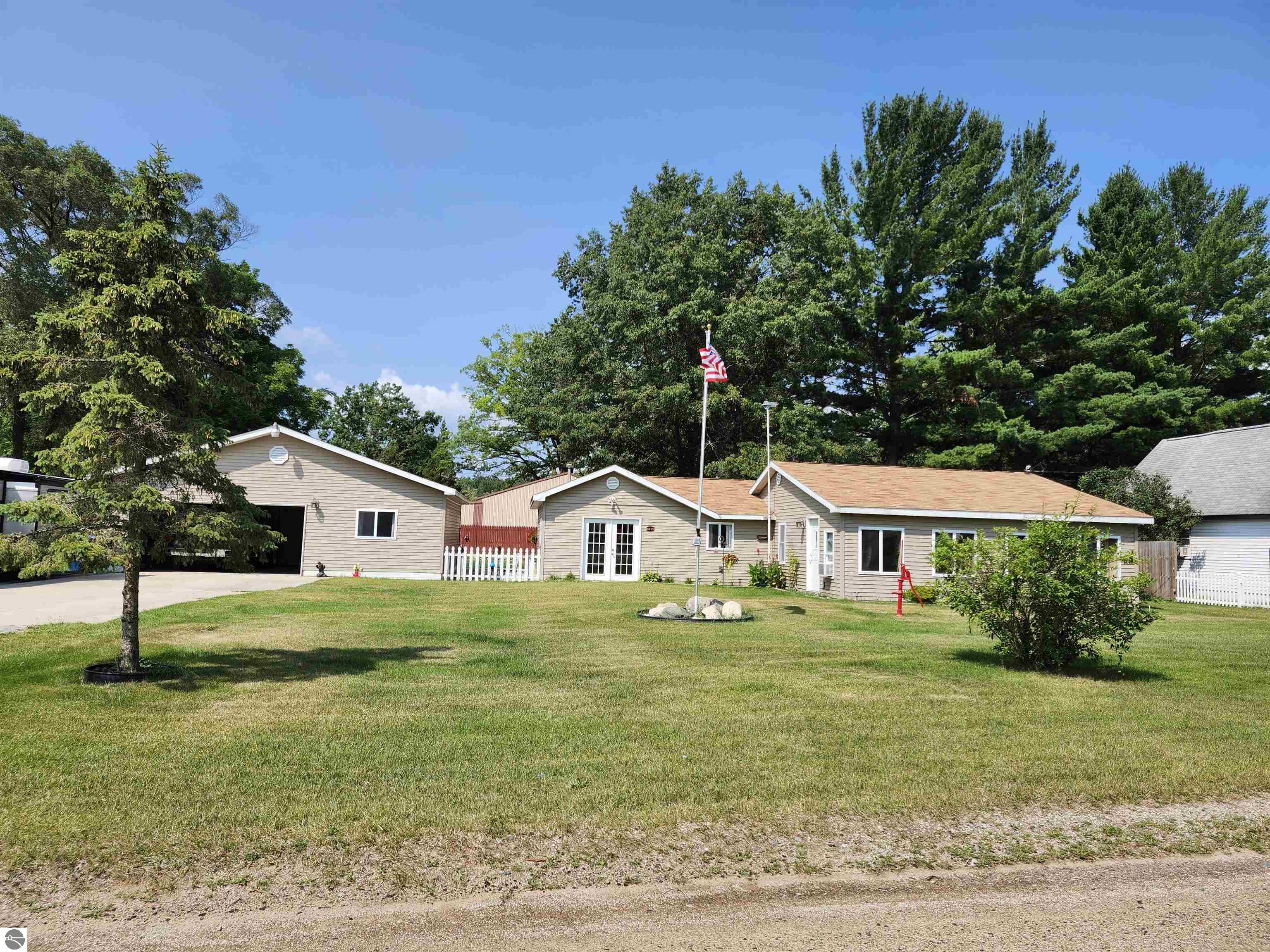 Ridge Rd, Harrison, MI 48625