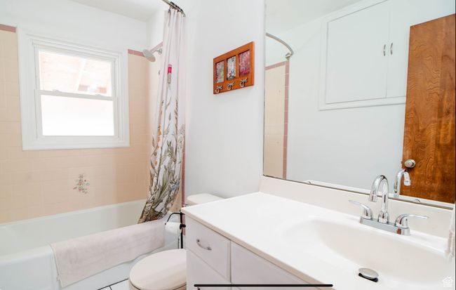 Bathroom with toilet, vanity, and shower / bath combo with shower curtain | Image 8