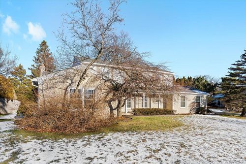 5394 Tequesta Dr, West Bloomfield, MI, 48323-2352 | Card Image