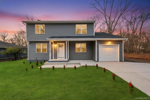 4 Dourland Rd, Medford, NY, 11763-1623 | Card Image