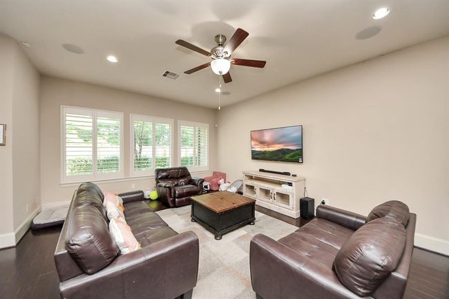 FAMILY ROOM | Image 17