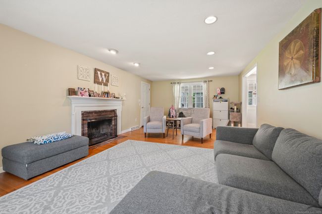 181 Farms Village Rd, House other with 4 bedrooms, 4 bathrooms and null parking in Simsbury CT | Image 6